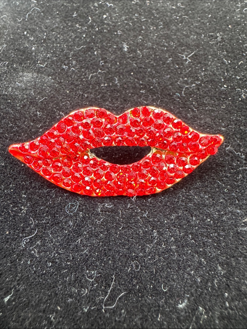 Red Crystal Lip Brooch Pin – Women Jewelry